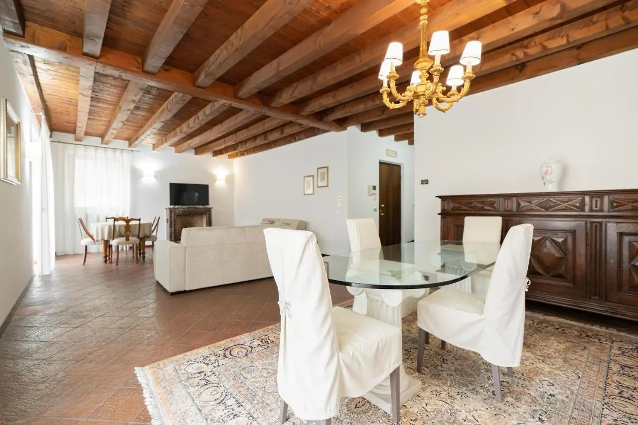 Domus Verona - Centralissima E Antica Residenza Cappello 0*,